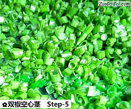 双椒空心茎做法第五步骤