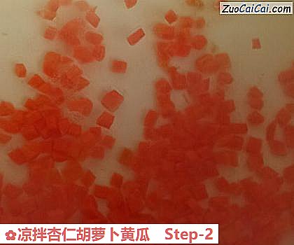 凉拌杏仁胡萝卜黄瓜做法第二步骤