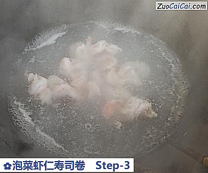 泡菜虾仁寿司卷做法第三步骤