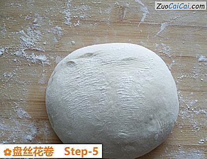 盘丝花卷做法第五步骤