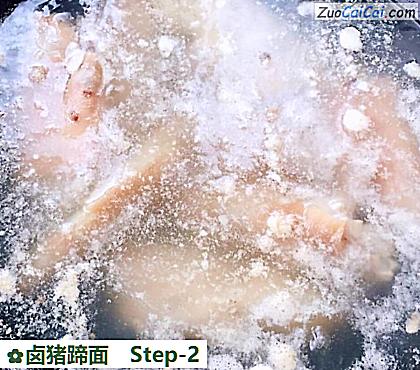 卤猪蹄面做法第二步骤