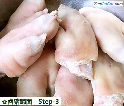 卤猪蹄面做法第三步骤