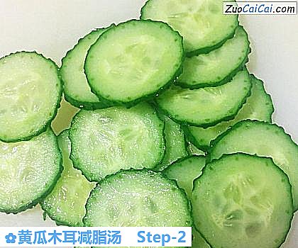 黄瓜木耳减脂汤做法第二步骤