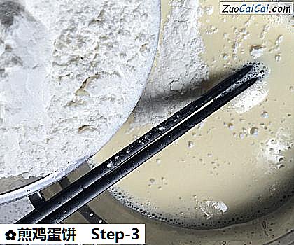 煎鸡蛋饼做法第三步骤