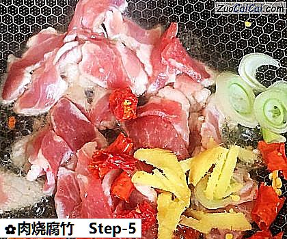 肉烧腐竹做法第五步骤