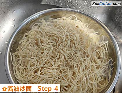 酱油炒面做法第四步骤