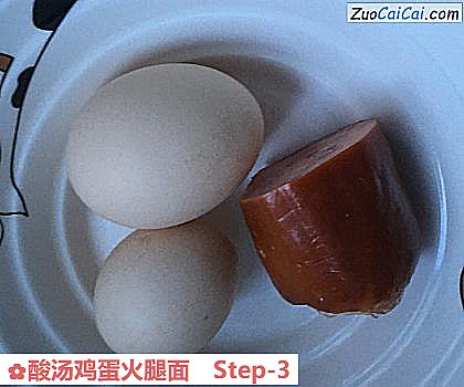 酸汤鸡蛋火腿面做法第三步骤