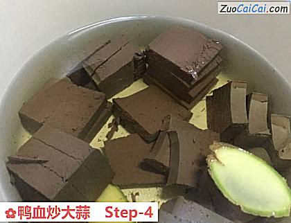 鸭血炒大蒜做法第四步骤