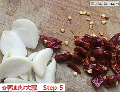 鸭血炒大蒜做法第五步骤