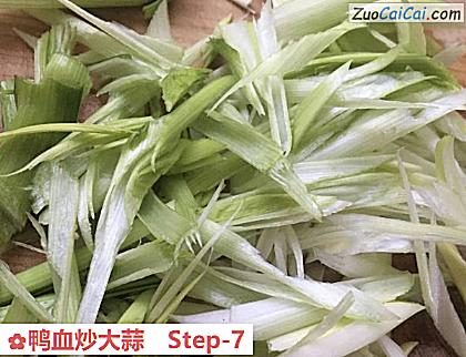 鸭血炒大蒜做法第七步骤