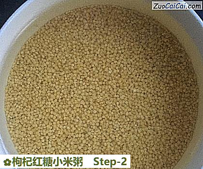 枸杞红糖小米粥做法第二步骤