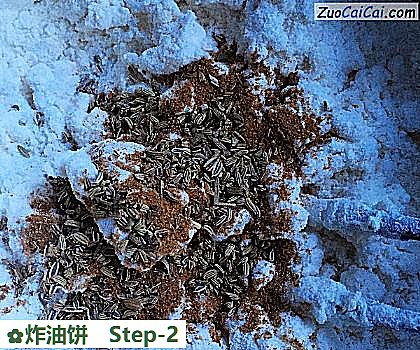 炸油饼做法第二步骤