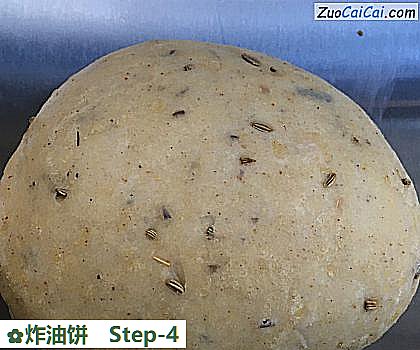 炸油饼做法第四步骤