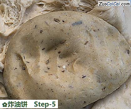 炸油饼做法第五步骤