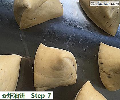 炸油饼做法第七步骤
