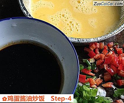 鸡蛋酱油炒饭做法第四步骤