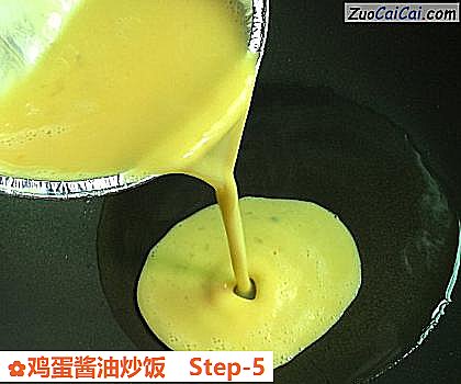 鸡蛋酱油炒饭做法第五步骤