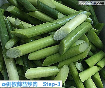 剁椒蒜苔炒肉做法第三步骤