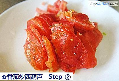 番茄炒西葫芦做法第二步骤