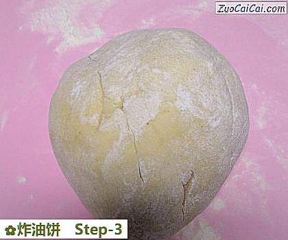 炸油饼做法第三步骤