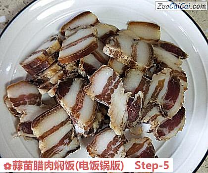 蒜苗腊肉焖饭做法第五步骤