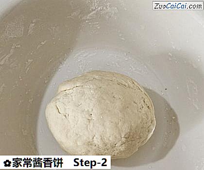 家常酱香饼做法第二步骤