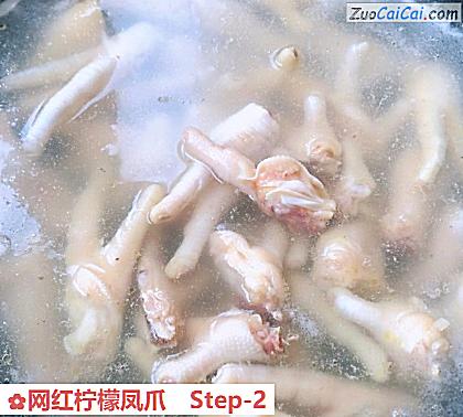 网红柠檬凤爪做法第二步骤