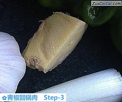 青椒回锅肉做法第三步骤