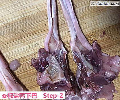 椒盐鸭下巴做法第二步骤
