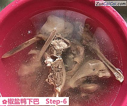 椒盐鸭下巴做法第六步骤