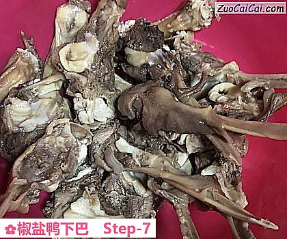 椒盐鸭下巴做法第七步骤