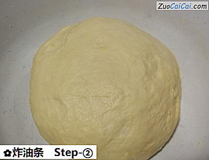 炸油条做法第二步骤