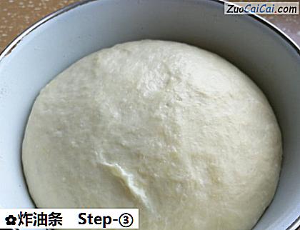 炸油条做法第三步骤