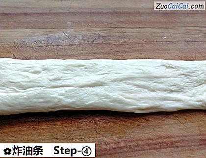 炸油条做法第四步骤