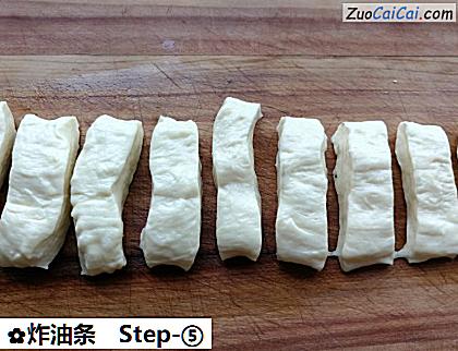 炸油条做法第五步骤