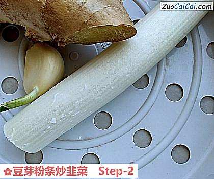 豆芽粉条炒韭菜做法第二步骤