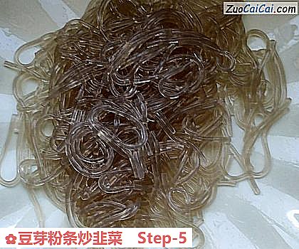 豆芽粉条炒韭菜做法第五步骤