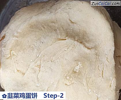韭菜鸡蛋饼做法第二步骤