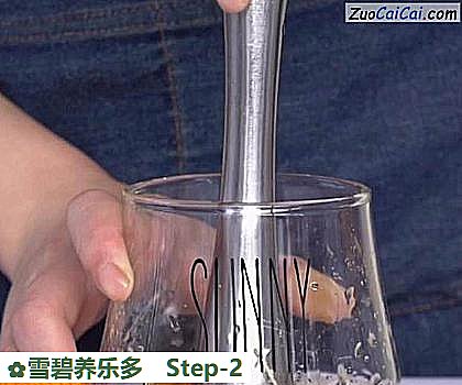 雪碧养乐多做法第二步骤