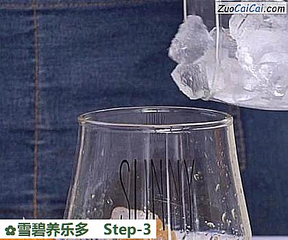 雪碧养乐多做法第三步骤