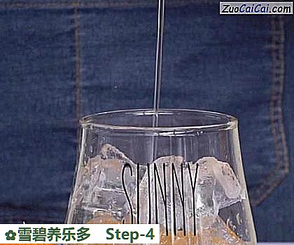 雪碧养乐多做法第四步骤