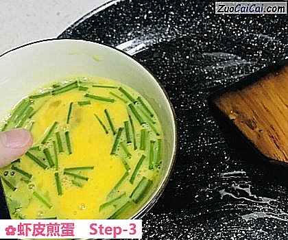 虾皮煎蛋做法第三步骤