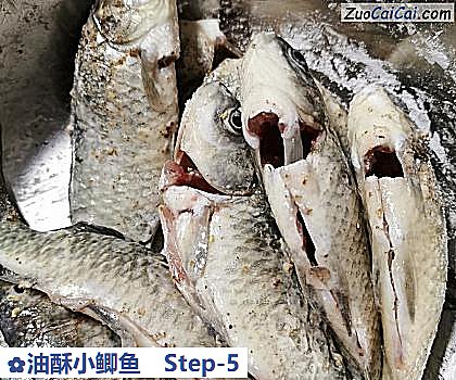 油酥小鲫鱼做法第五步骤