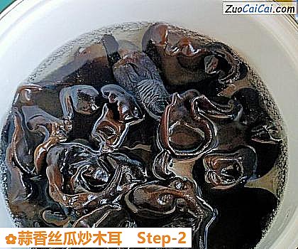 蒜香丝瓜炒木耳做法第二步骤