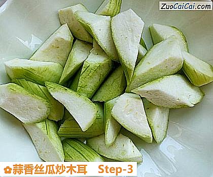 蒜香丝瓜炒木耳做法第三步骤