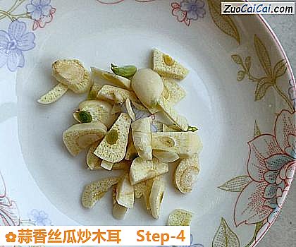 蒜香丝瓜炒木耳做法第四步骤