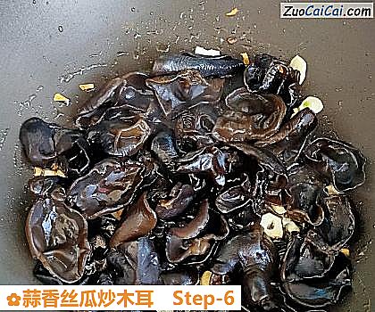 蒜香丝瓜炒木耳做法第六步骤