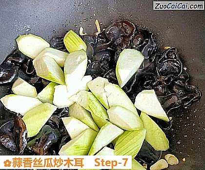 蒜香丝瓜炒木耳做法第七步骤