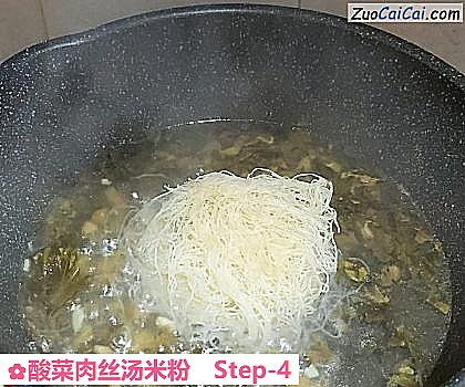 酸菜肉丝汤米粉做法第四步骤