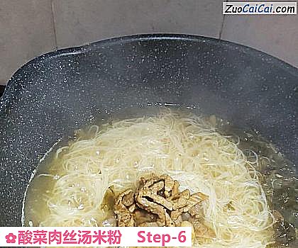 酸菜肉丝汤米粉做法第六步骤